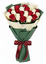 Букет Микс из красных и белых роз в Инсаре