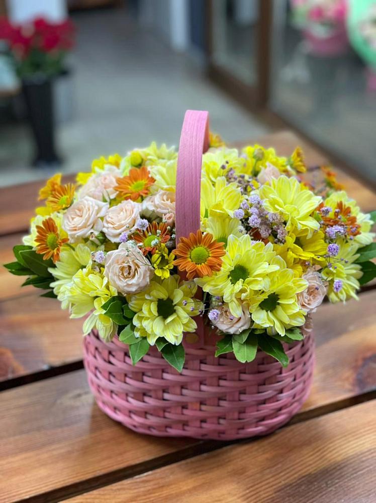 Цветочная композиция из Хризантемы и Розы в корзине в Инсаре