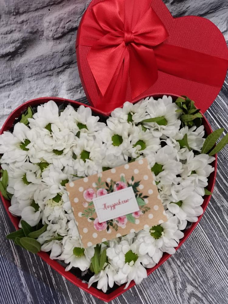 Цветочная композиция из Хризантемы в виде сердца в Инсаре